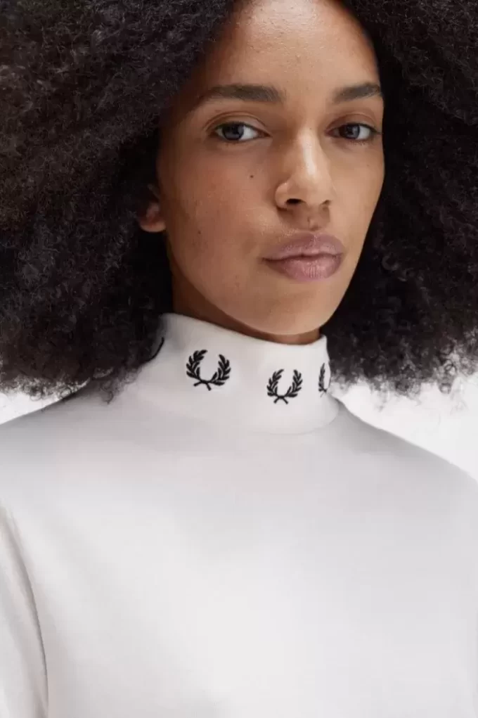 Defne Çelengi Yüksek Yaka Kadın Tişörtü Defne Çelengi Yüksek Yaka Kadın Tişörtü