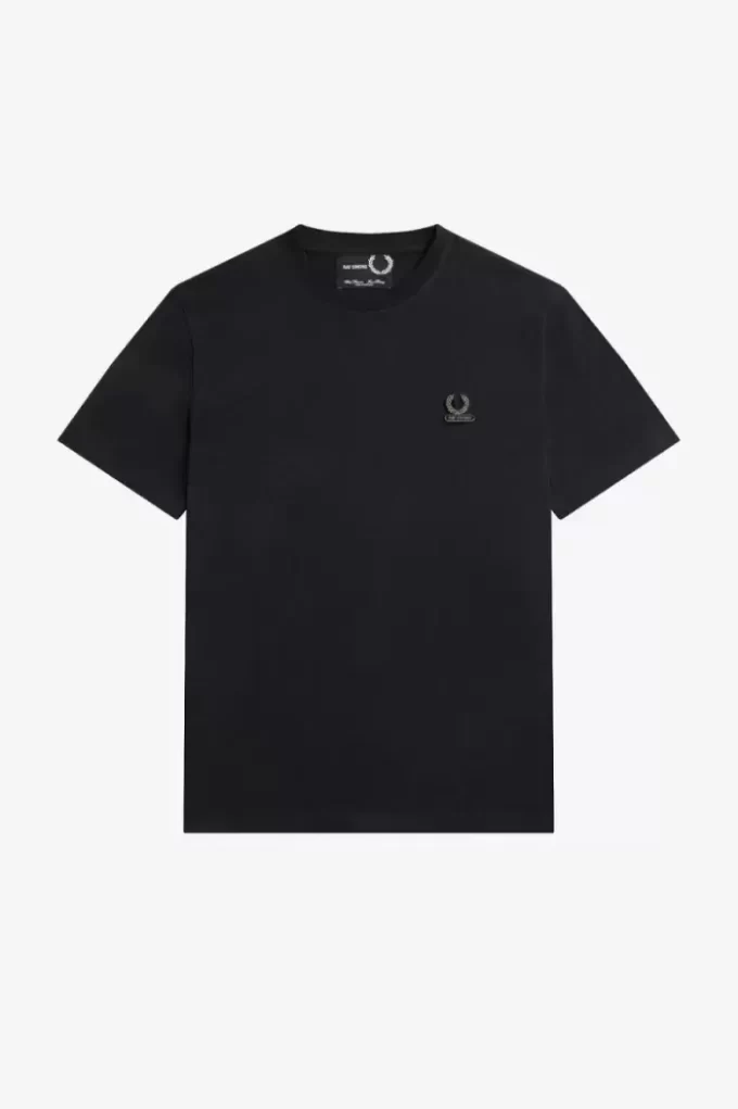 Emaye Pin Erkek Tişörtü Emaye Pin Erkek Tişörtü