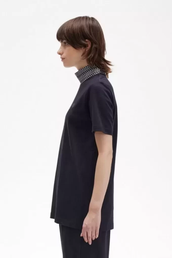 Jakarlı Kenarlı Yüksek Yaka Kadın Tişörtü