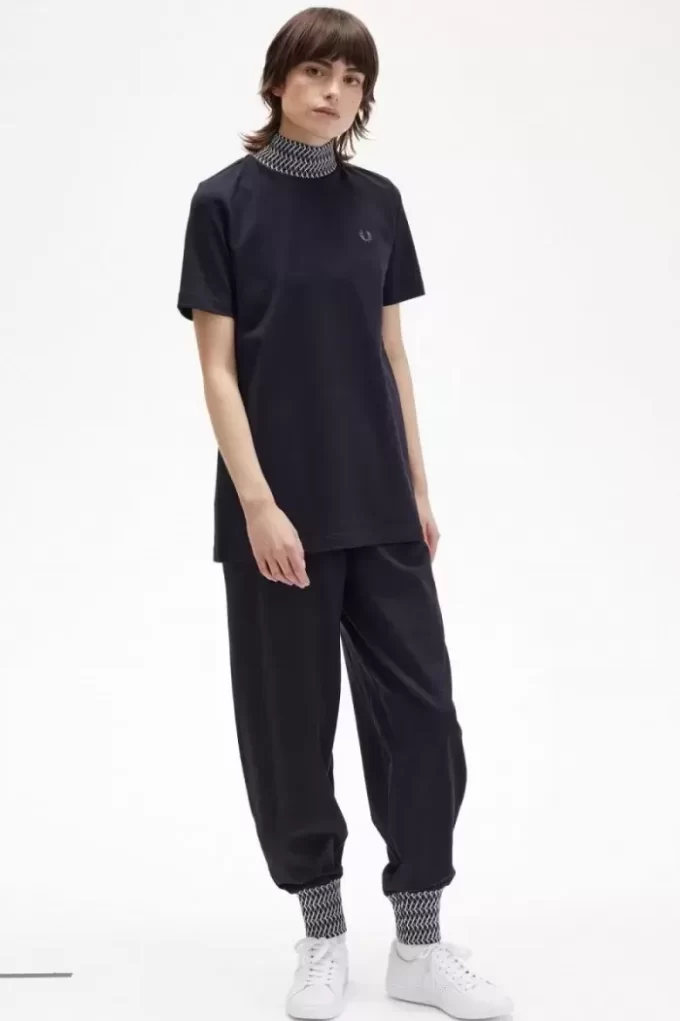 Jakarlı Kenarlı Yüksek Yaka Kadın Tişörtü