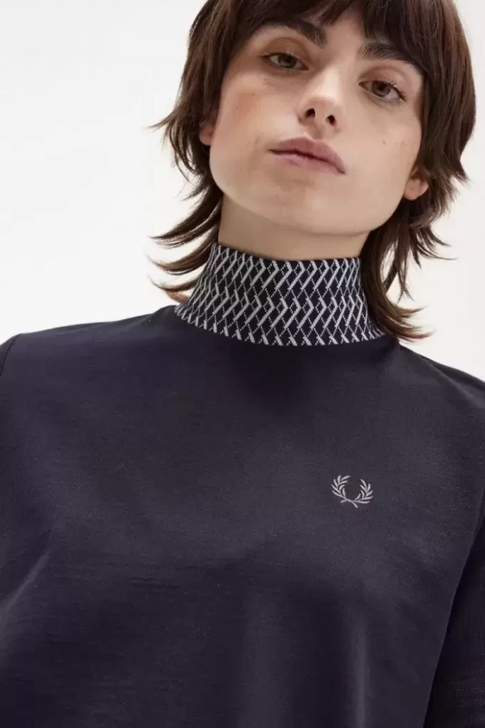 Jakarlı Kenarlı Yüksek Yaka Kadın Tişörtü