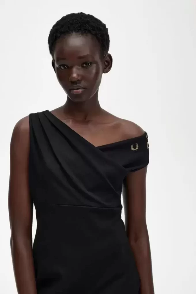 Omuzları Açık Kadın Elbisesi