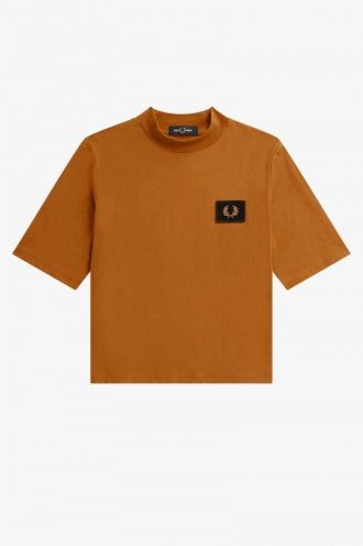 Yüksek Yakalı Rozet Detaylı Tişörtler