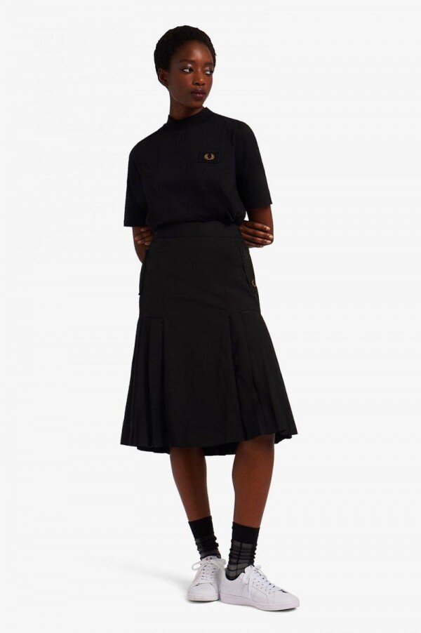 Yüksek Yakalı Rozet Detaylı Tişörtler Yüksek Yakalı Rozet Detaylı Tişörtler